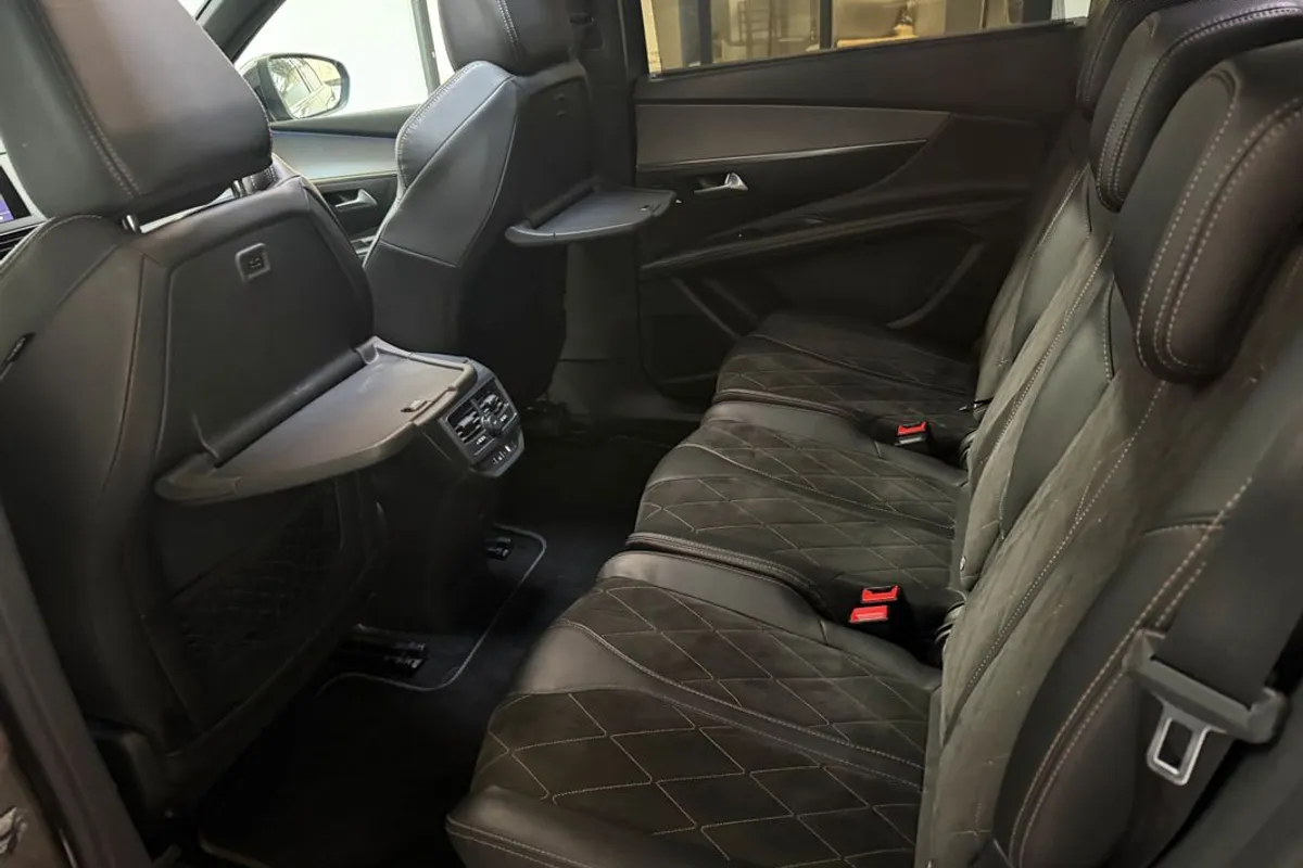 Peugeot  5008 GT 2.0 BlueHDI 180 (7 places, toit ouvrant, LED, Sièges chauffants, Caméra) - Photo 6