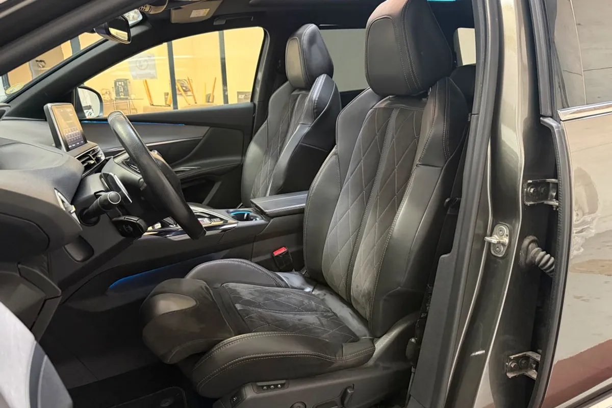 Peugeot  5008 GT 2.0 BlueHDI 180 (7 places, toit ouvrant, LED, Sièges chauffants, Caméra) - Photo 2